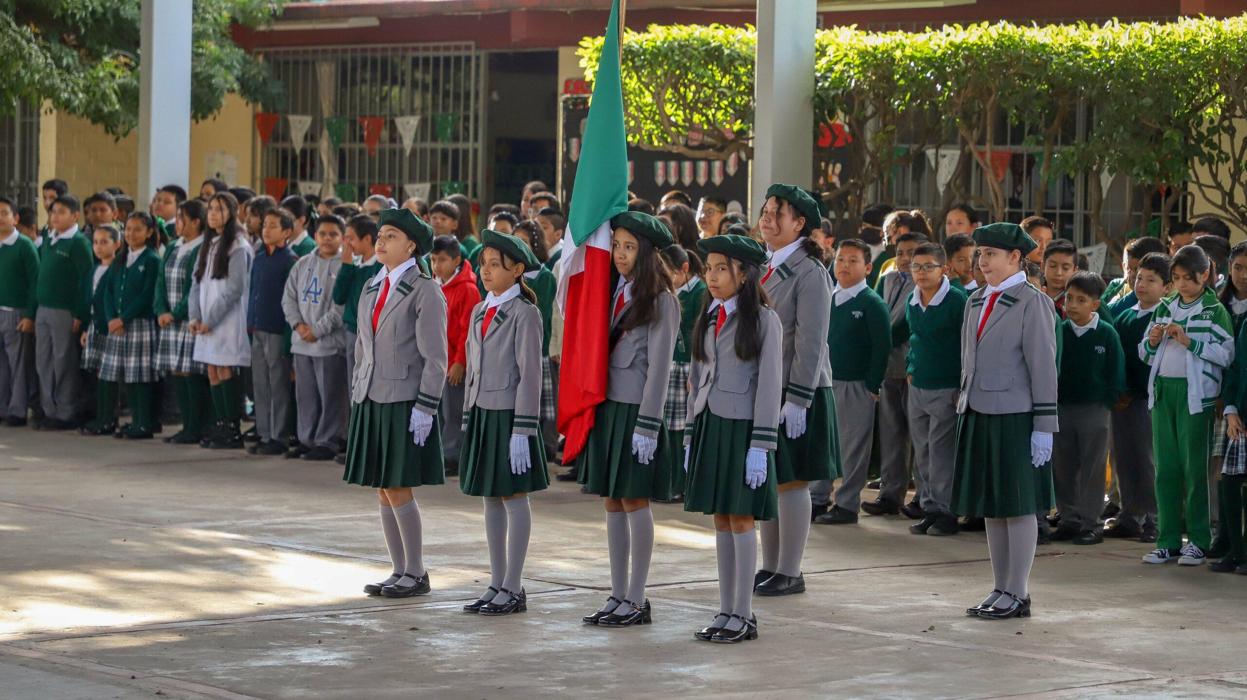 En México copian los uniformes de My Hero Academia